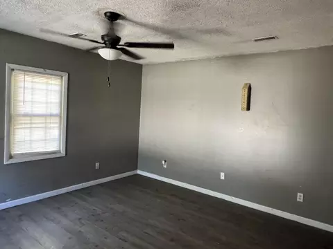 Living - 604 W 17th St, Corbin, KY 40701 photo 1 of 2