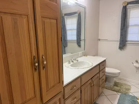 Bath - 309 S 13th St, Murray, KY 42071 photo 4 of 5