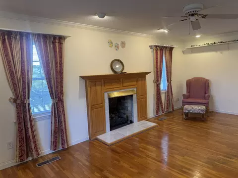 Living - 309 S 13th St, Murray, KY 42071 photo 3 of 5