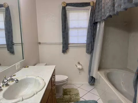 Bath - 309 S 13th St, Murray, KY 42071 photo 3 of 5