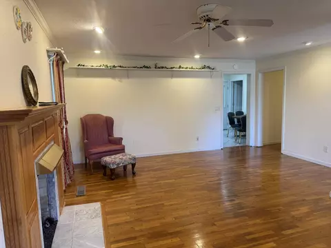 Living - 309 S 13th St, Murray, KY 42071 photo 4 of 5