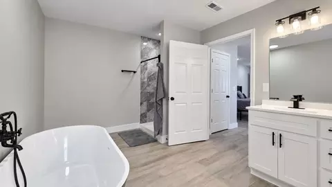 Bath - 21 Malibu Dr, Corbin, KY 40701 photo 3 of 4