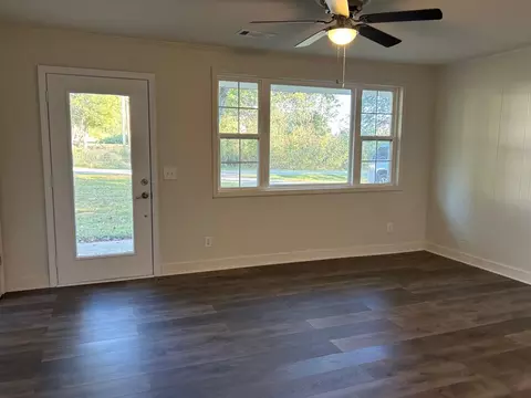 Living - 101 Gilbert St, Hazel, KY 42049 photo 2 of 3