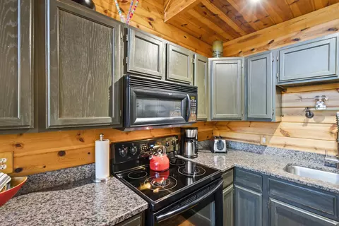 Kitchen - 2 Diamond Dr, Stanton, KY 40380 photo 2 of 4