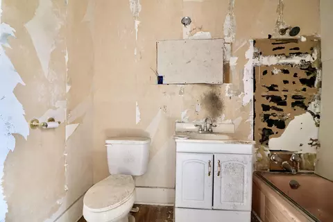 Bath - 3108 Madison St, Paducah, KY 42001 photo 1 of 5