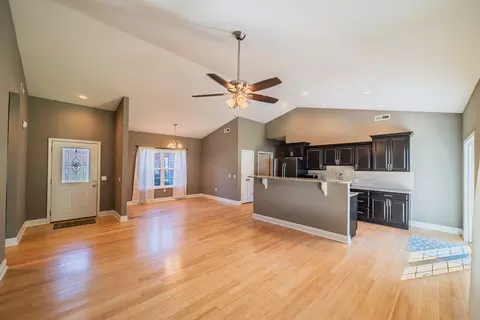Living - 1709 Holiday Dr, Murray, KY 42071 photo 1 of 3