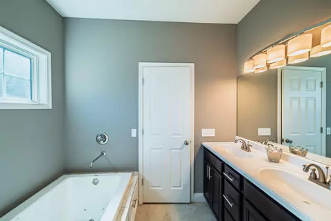 Bath - 1709 Holiday Dr, Murray, KY 42071 photo 3 of 6