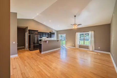 Living - 1709 Holiday Dr, Murray, KY 42071 photo 2 of 3