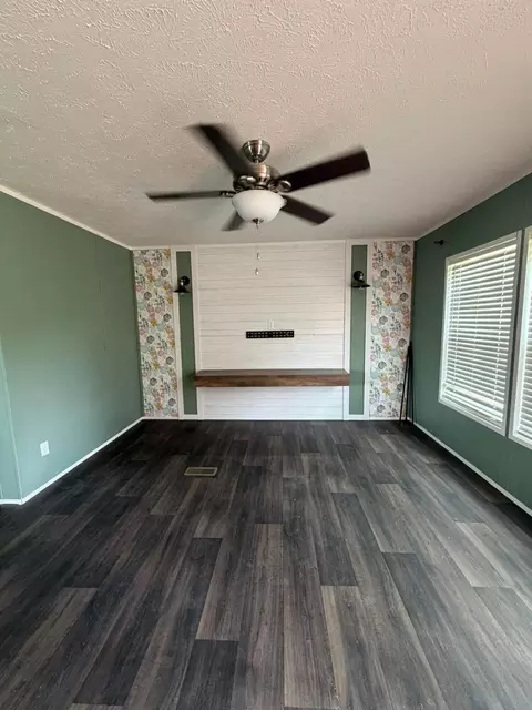 Living - 130 Patsy Rd, Irvine, KY 40336 photo 2 of 2