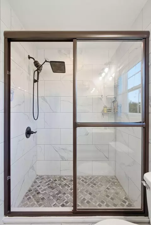 Bath - 475 Flint Rd, Waco, KY 40385 photo 2 of 4
