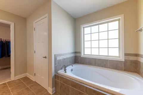 Bath - 139 Waterside Dr, Georgetown, KY 40324 photo 3 of 5