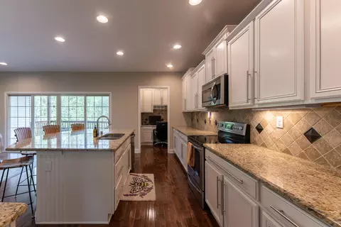 Kitchen - 139 Waterside Dr, Georgetown, KY 40324 photo 3 of 4