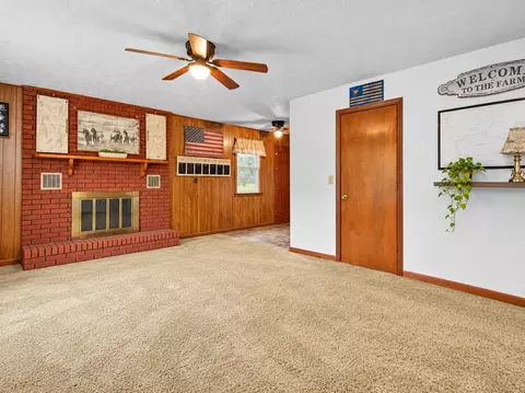 Living - 1633 Highland Rd, Jackson, KY 41339 photo 2 of 3