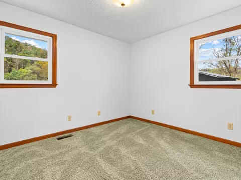 Bedroom - 1633 Highland Rd, Jackson, KY 41339 photo 6 of 7