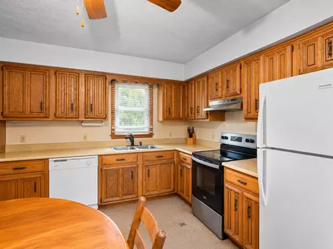 Kitchen - 1633 Highland Rd, Jackson, KY 41339 photo 2 of 5