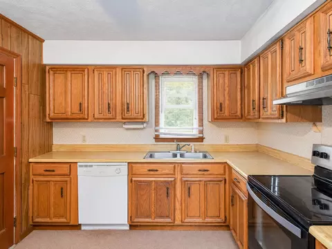 Kitchen - 1633 Highland Rd, Jackson, KY 41339 photo 3 of 5