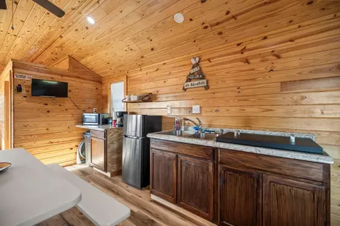 Kitchen - 320 Paradise Ln, Soft Shell, KY 41831 photo 2 of 2