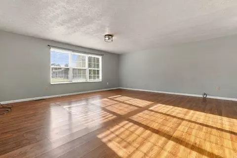 Living - 39 Dustin Ln, Eubank, KY 42567 photo 5 of 8