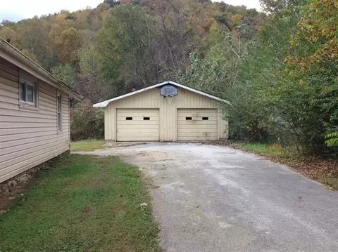 555 Beans Fork Rd, Middlesboro, KY 40965 photo 4