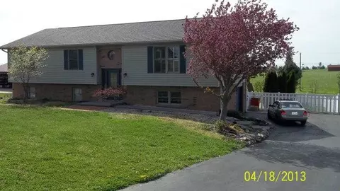 102 Cedar Dr, Berea, KY 40403 photo 1
