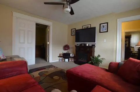 263 Main St, Irvine, KY 40336 photo 5