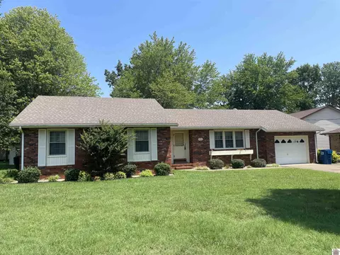 1722 Holiday Dr, Murray, KY 42071