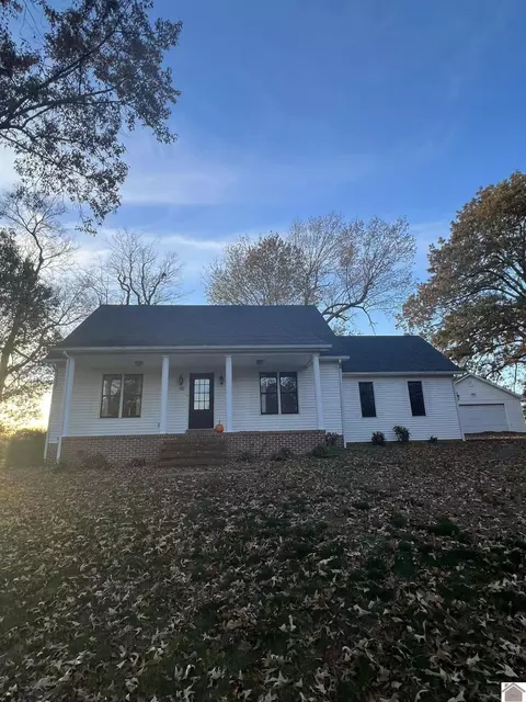 82 Chelmsford Estate Dr, Benton, KY 42025