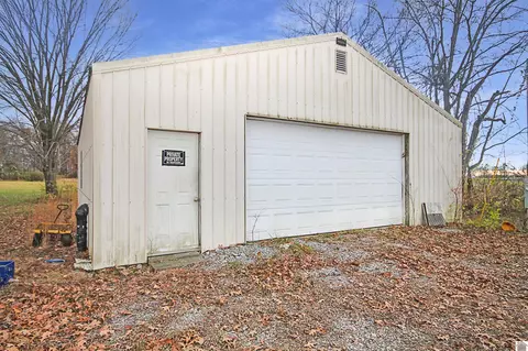 493 Tom Taylor Rd, Murray, KY 42071