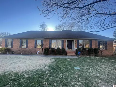 606 Tanglewood Dr, Murray, KY 42071