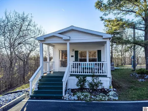 695 Paradise Dr, Murray, KY 42071