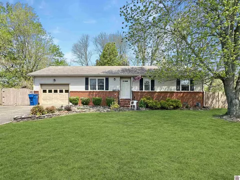 702 Glendale Rd, Murray, KY 42071