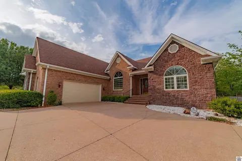 2 Groveway Blvd, Paducah, KY 42001