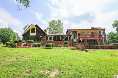 690 Lake Dr, Benton, KY 42025