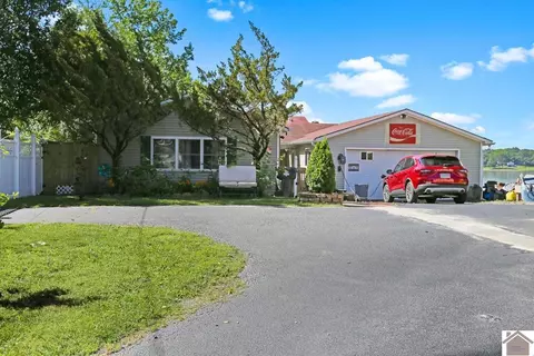 204 Passage Dr, Murray, KY 42071