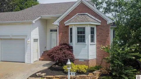 11 Village Dr, Paducah, KY 42003