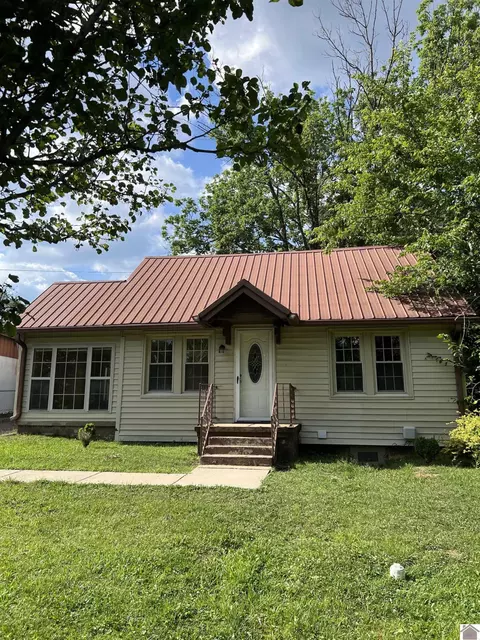 610 W 8th St, Benton, KY 42025