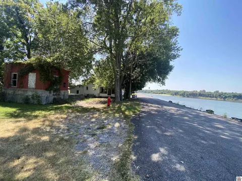 121 River Front Dr, Smithland, KY 42081
