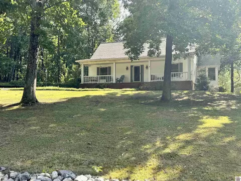15 Sir Charles Ct, Calvert City, KY 42029