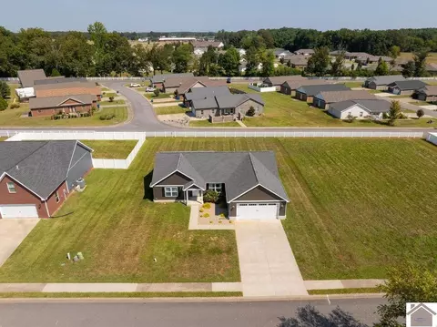 2216 Traci Dr, Murray, KY 42071 photo 2