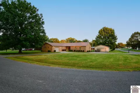 210 Woodbine Dr, Paducah, KY 42001
