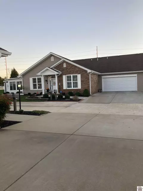 2421 Lakewood Dr, Paducah, KY 42003