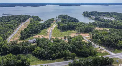 907 Eagle Point Dr, Grand Rivers, KY 42045