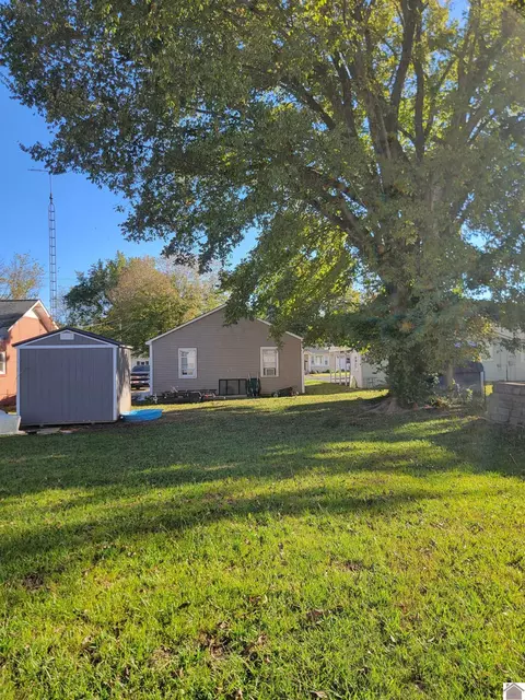 301 E St, Benton, KY 42025 photo 2