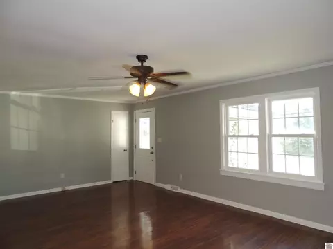 105 E Farthing St, Mayfield, KY 42066 photo 2