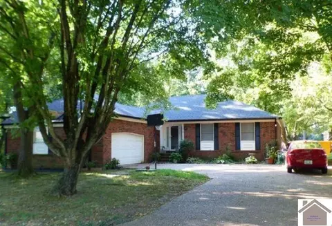 712 E St, Benton, KY 42025
