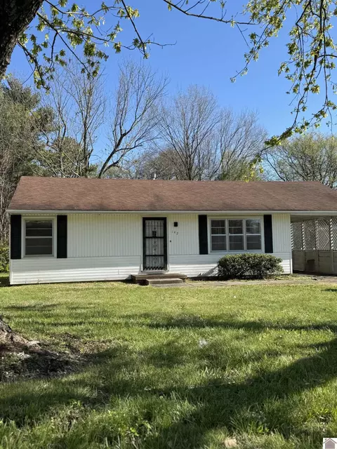 142 Iroquois Dr, Paducah, KY 42001
