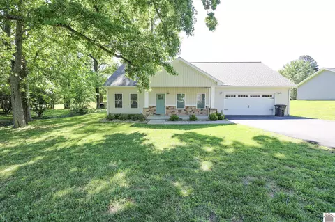 6040 Guyline Dr, Paducah, KY 42001