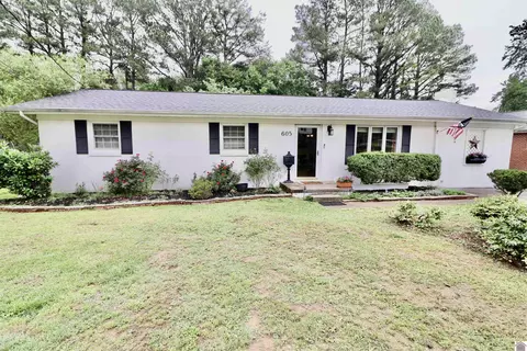 605 Meadow Ln, Murray, KY 42071