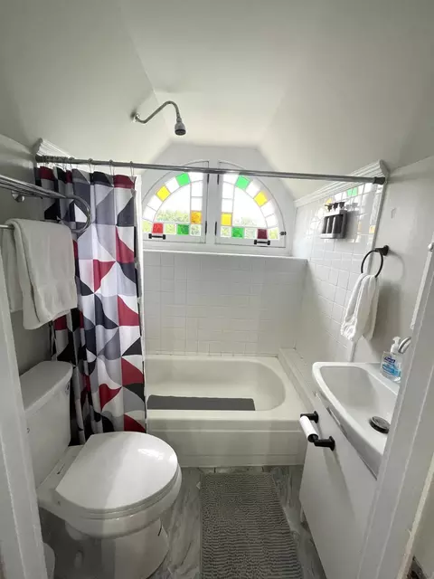 Bath - 1333 Scott St, Covington, KY 41011 photo 1 of 3