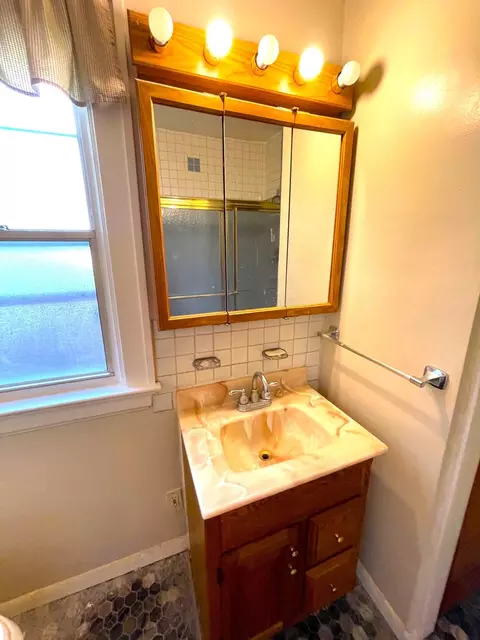 Bath - 463 465 Hazen St, Covington, KY 41016 photo 1 of 2